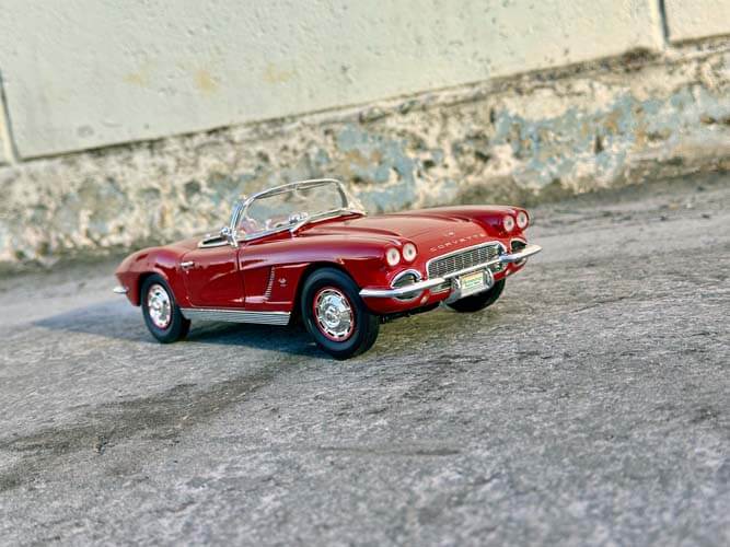 Cast Sample Panel Aston Martin DBS Quantum of Solace 1:18 by Auto World reviewed — Die Cast X